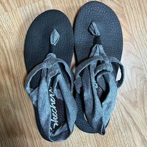 Skechers Yoga FoamBlack and Gray Thong Sandals size 8
